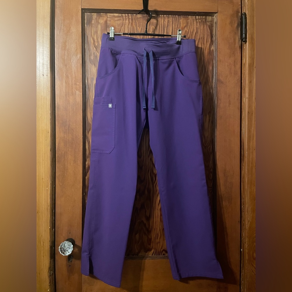 FIGS Livingston Scrub Pants in Eggplant Size Small Petite